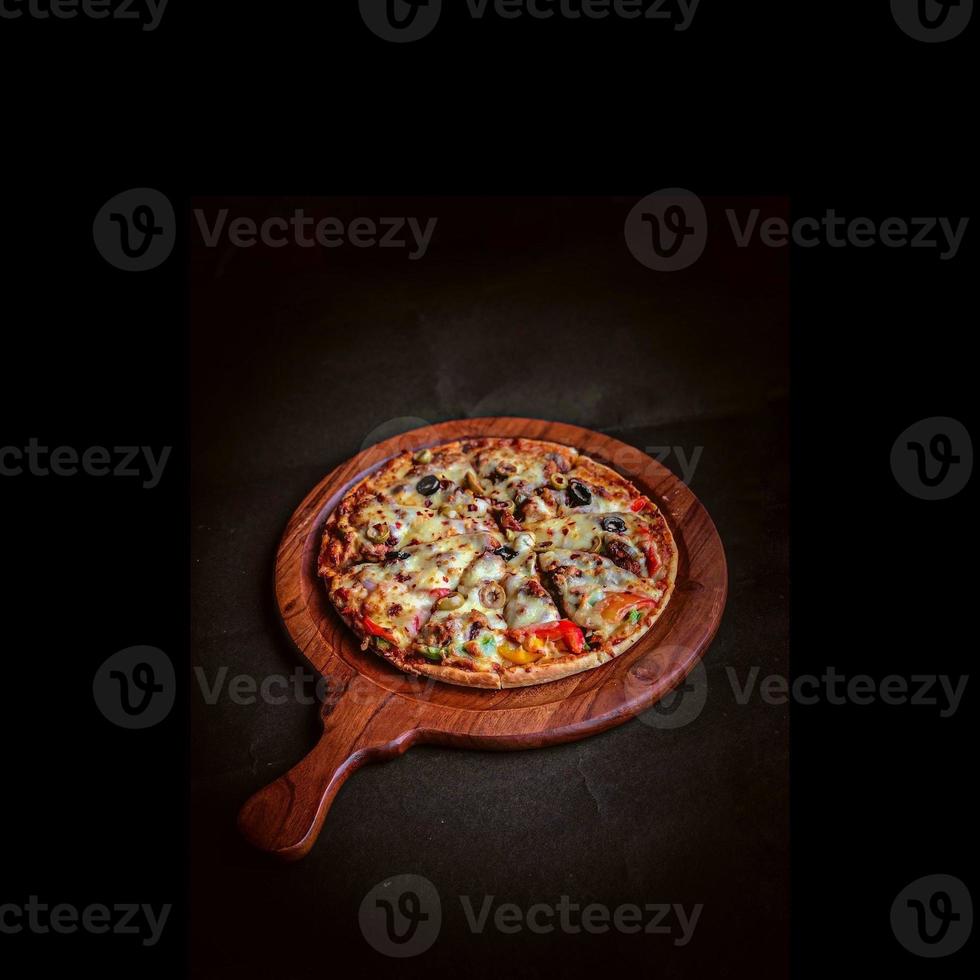 leckere frisch gebackene Pizza direkt aus dem Ofen, italienisches Essen, foto
