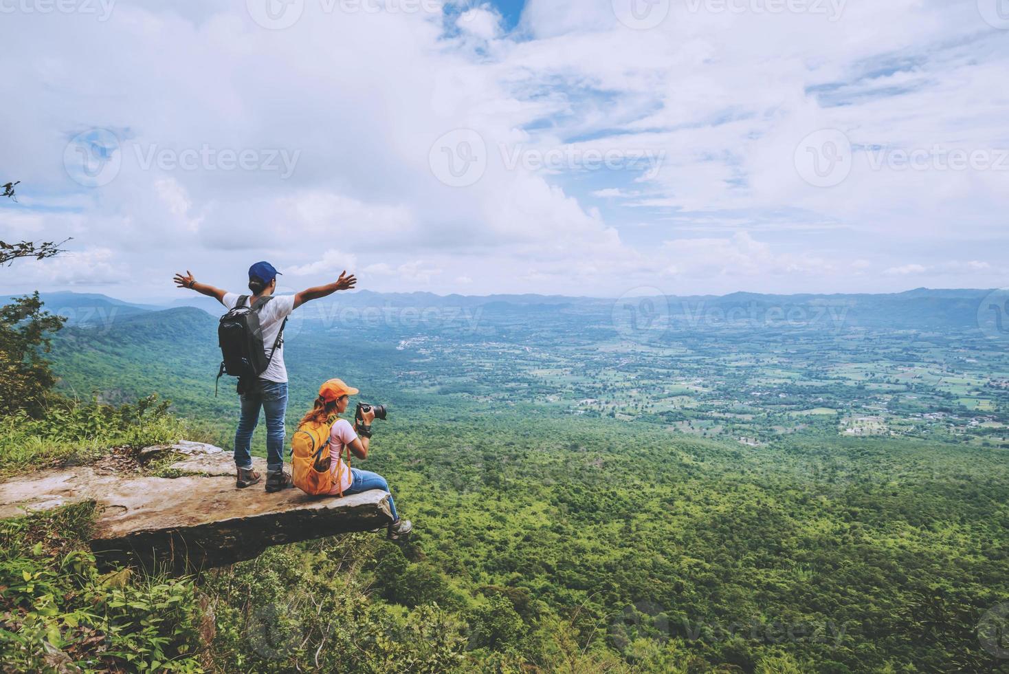 Liebhaber Frau und Männer Asiaten reisen im Urlaub entspannen. ist auf der Klippe. foto