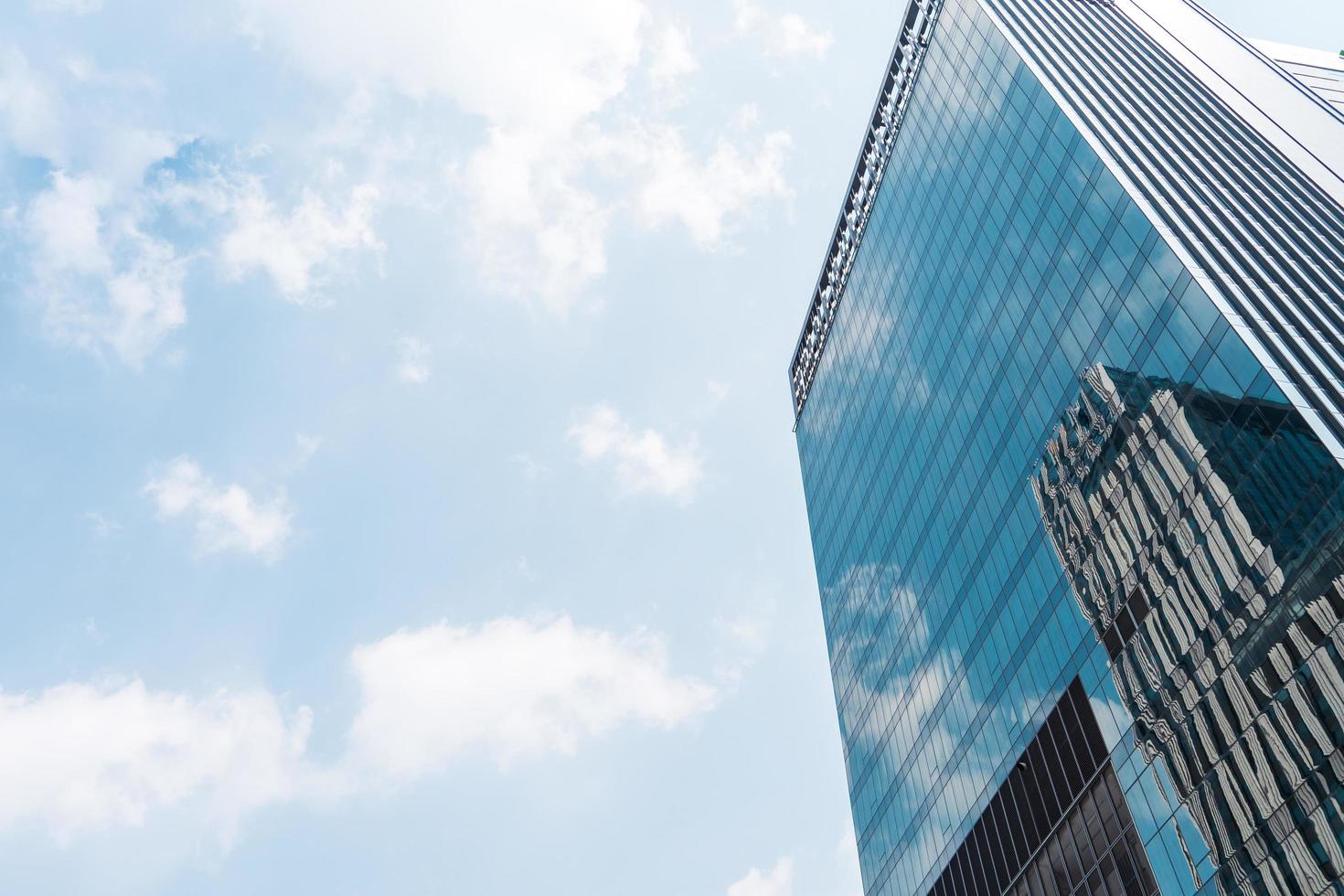 Perspektive Hintergrund abstraktes Gebäude zentrales Geschäftsviertel Bau mit blauem Himmel Reflexion Spiegel des hohen Gebäudes foto