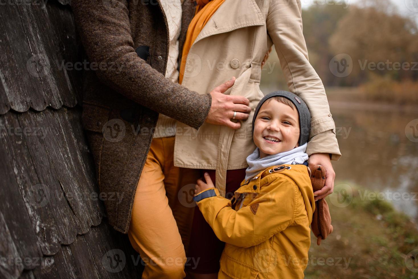 glückliche Familie. vater, mutter und sohn haben spaß und spielen in der herbstnatur. foto