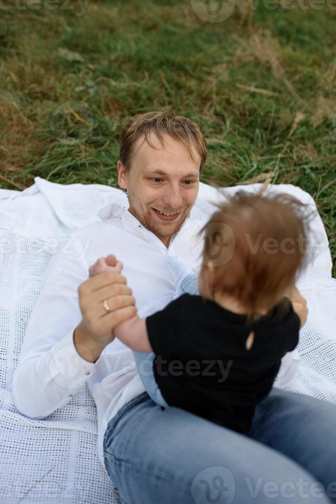 Vater und Tochter spielen auf einem Plaid foto