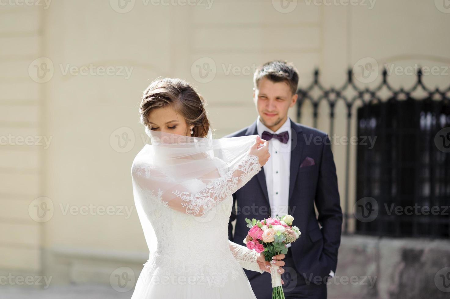 Hochzeitsfotosession eines jungen schönen Paares in der Altstadt. foto