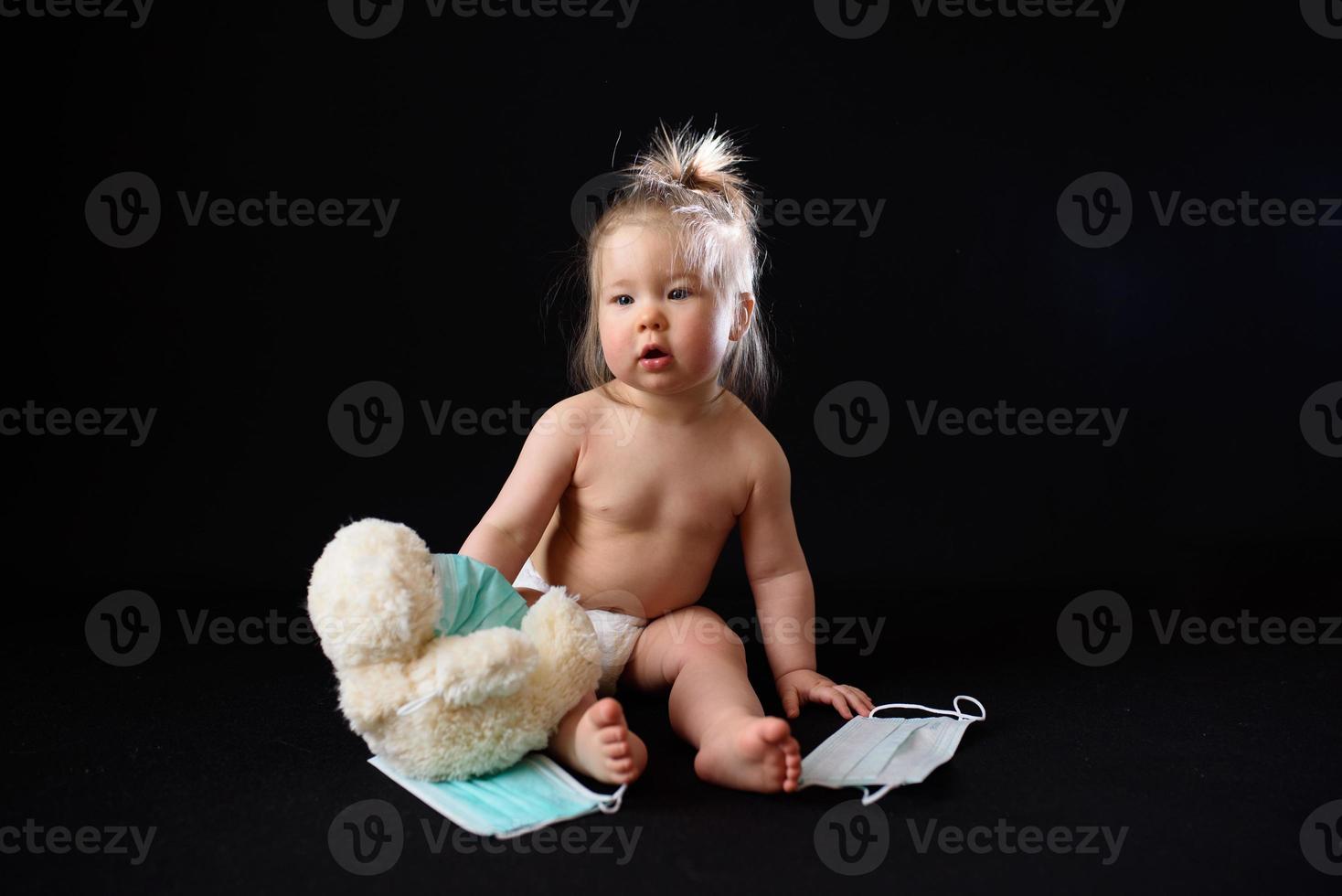 ein kleines kind sitzt neben einem kranken teddybären. das Konzept foto