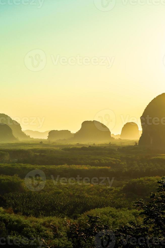 Landschaftsberg mit Sonnenuntergang in Krabi Thailand foto