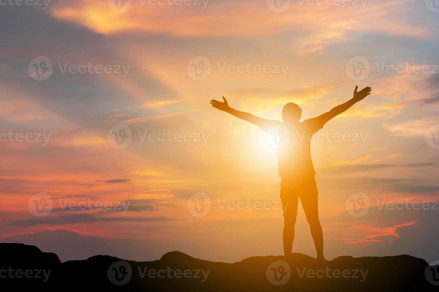 Silhouette des Mannes Feier Erfolg Glück auf einem Berggipfel Abendhimmel Sonnenuntergang Hintergrund, Sport und aktives Lebenskonzept mit Beschneidungspfad foto