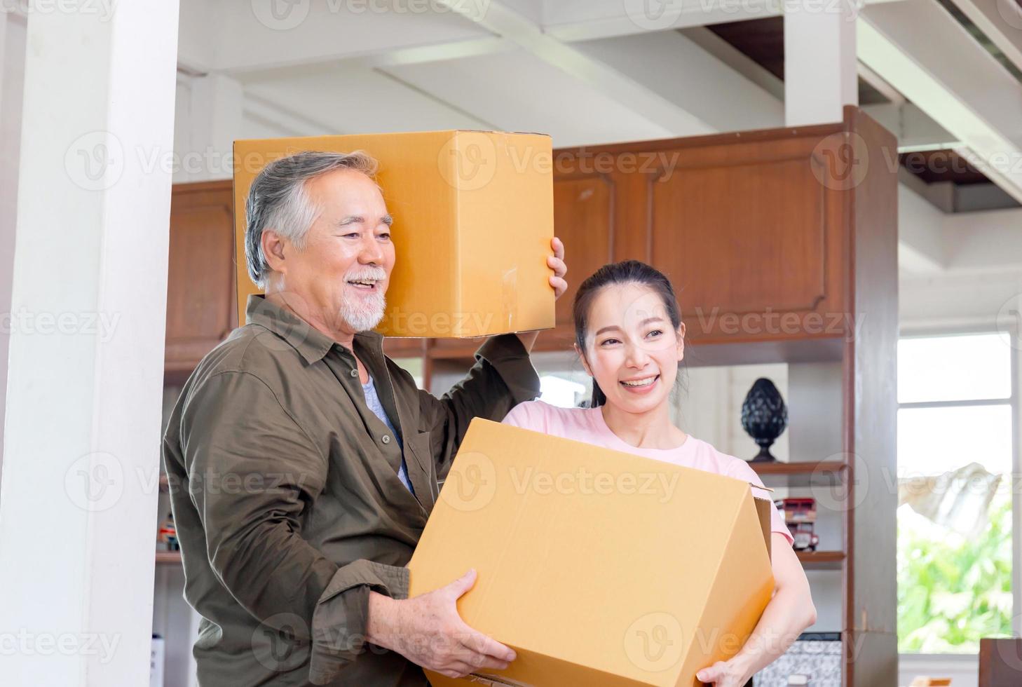 asiatischer älterer vater und junge tochter, die kisten in neues zuhause tragen, glücksfamilie am umzugstag konzepte foto