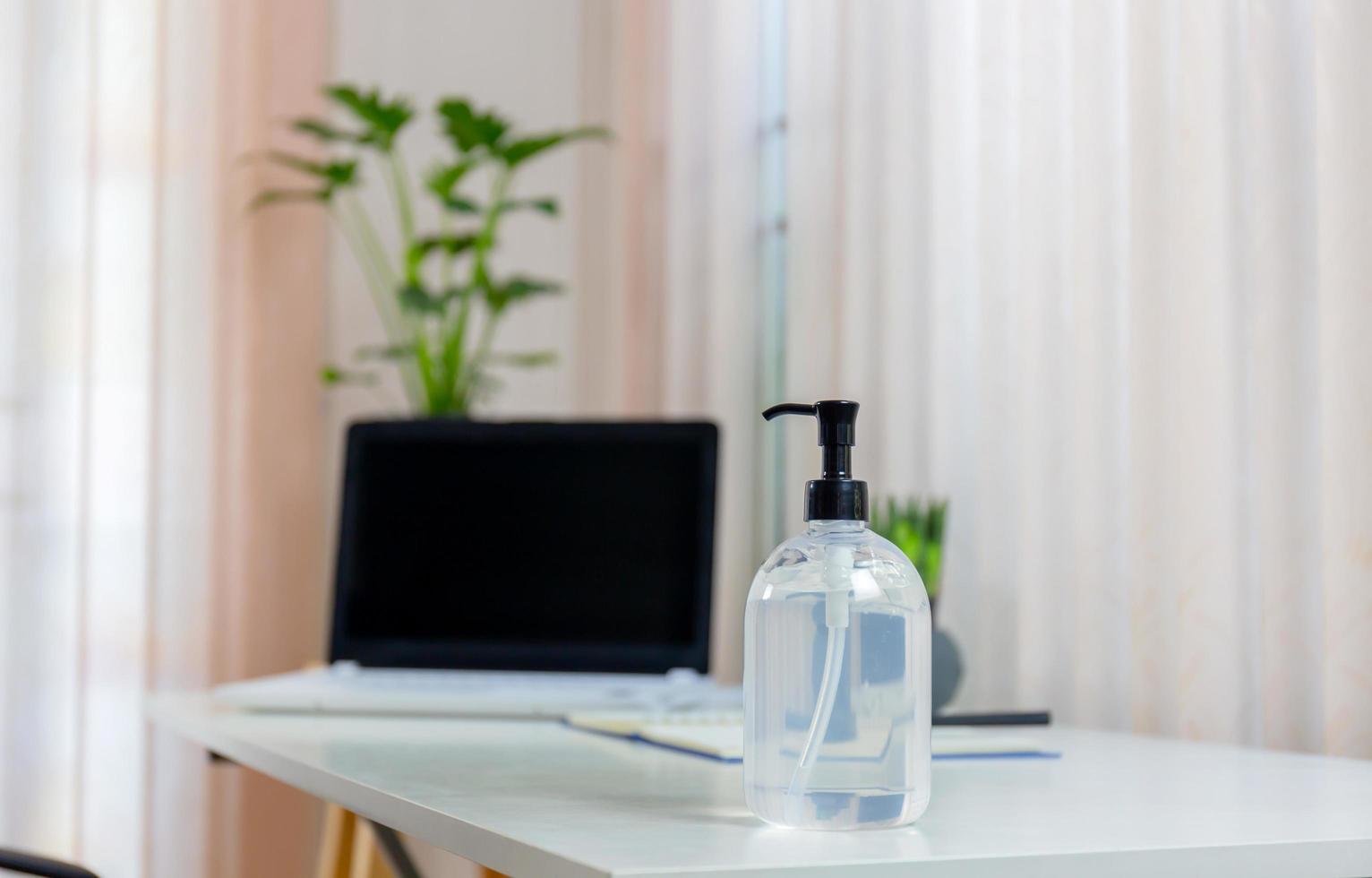 Händedesinfektionsalkohol-Gel-Pumpflasche auf dem Tisch im Büro, Gesundheitswesen und Covid-19-Coronavirus-Konzept foto