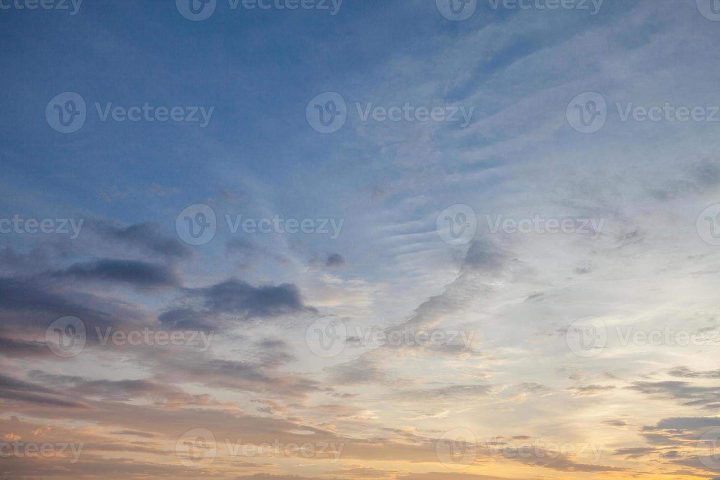 sonnenuntergang bunter himmel und bewölkung foto