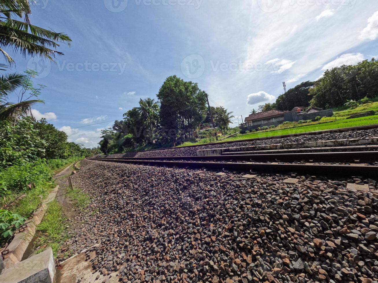 der blick auf die eisenbahn in yogyakarta indonesien, sichtbare felsen und ein klarer himmelhintergrund foto