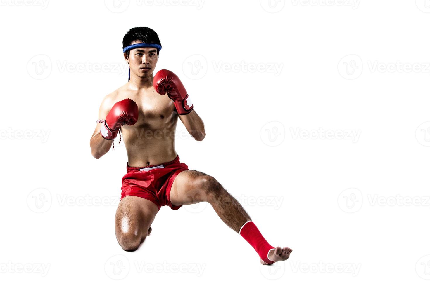 muay thai, asiatischer mann, der thailändisches boxen lokalisiert auf weißem hintergrund ausübt foto