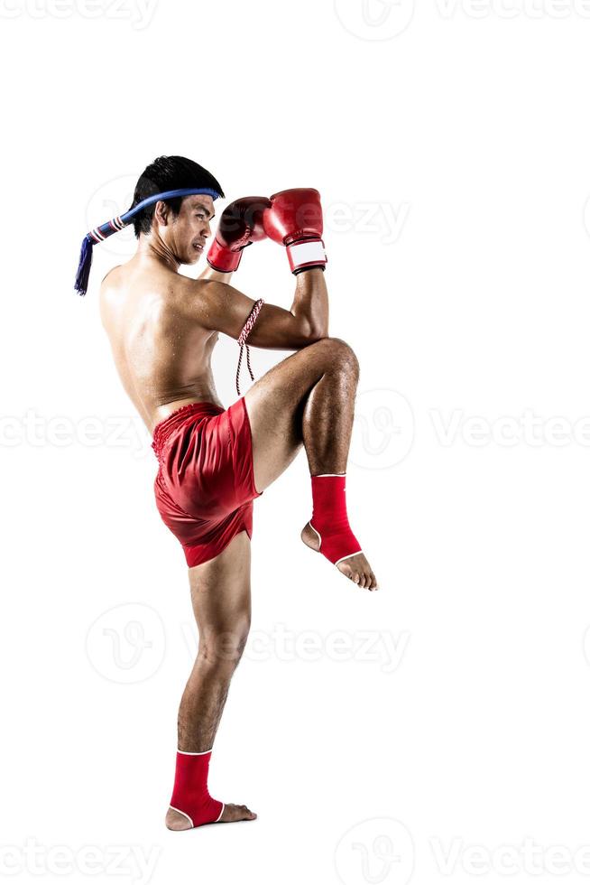 muay thai, asiatischer mann, der thailändisches boxen lokalisiert auf weißem hintergrund ausübt foto