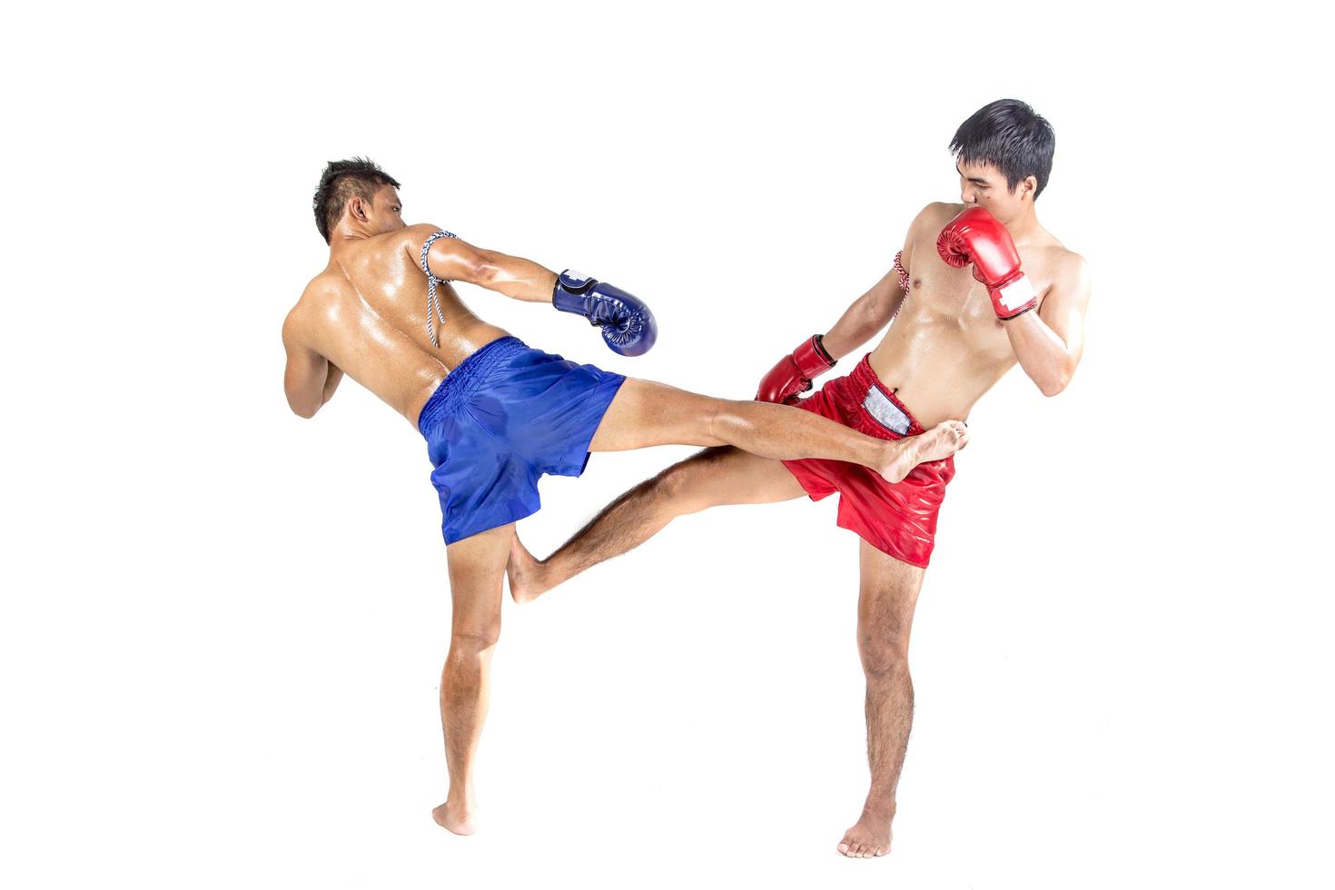 Zwei thailändische Boxer, die traditionelle Kampfkunst ausüben, isoliert auf weißem Hintergrund foto