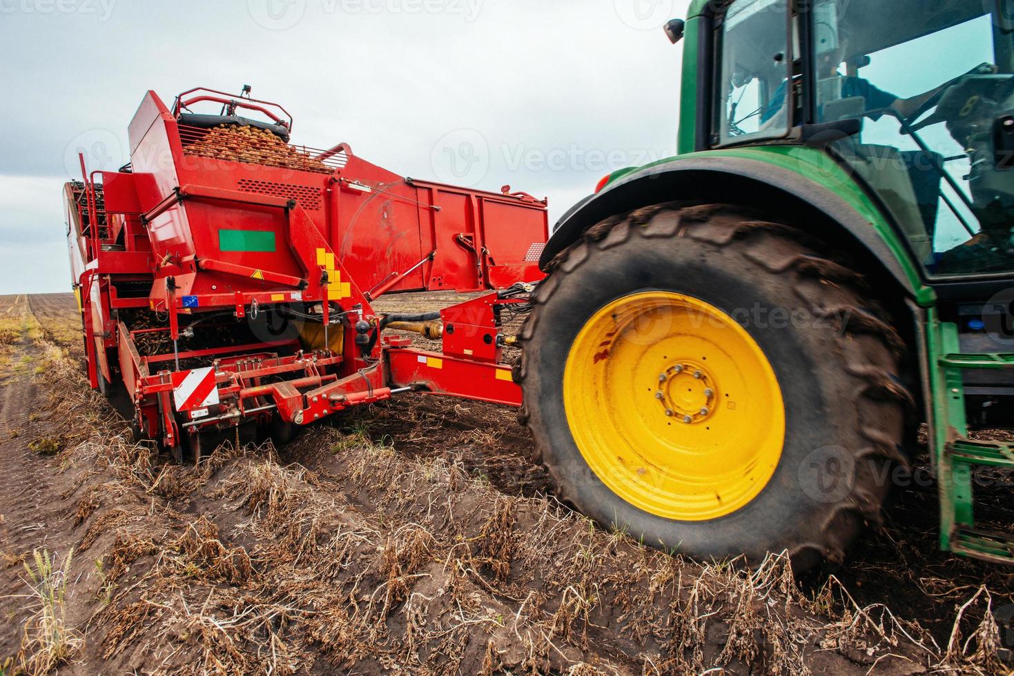 Traktor pflügt das Feld hoch. foto