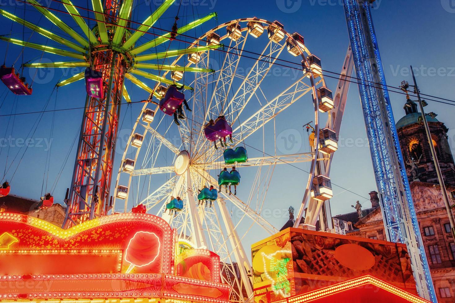 Vergnügungspark Karussell schöne Nachtbeleuchtung foto