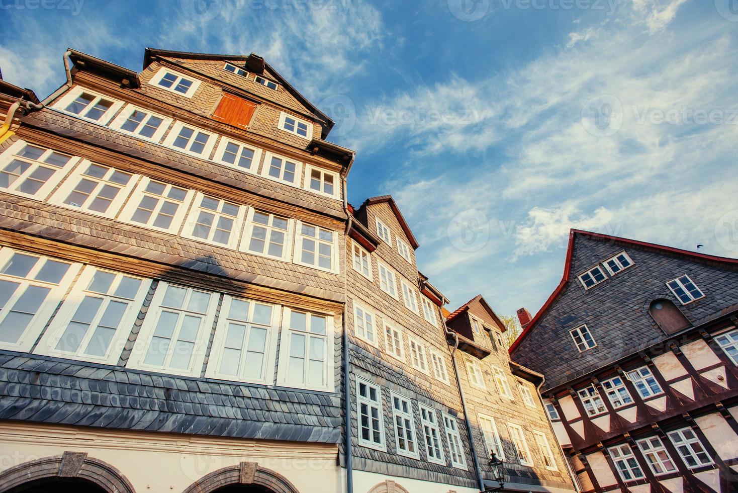 Fassade eines Gebäudes mit Fenstern. charmante stadt in deutschland. li foto