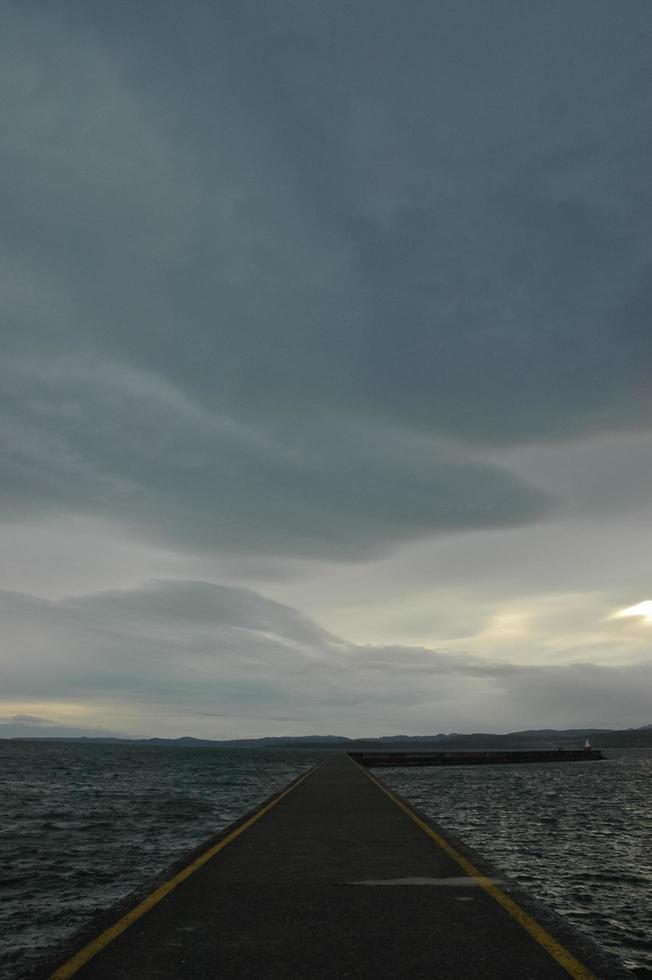 dunkler Abend mit Anlegestelle und stürmischer Wolke foto