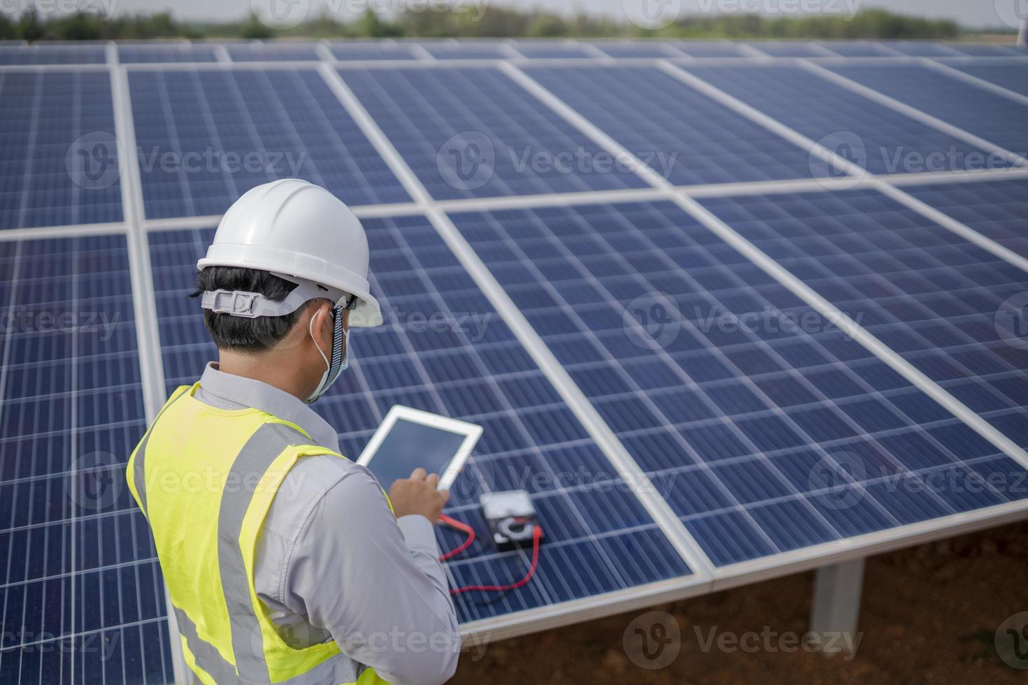 Die Elektrotechnik arbeitet mit Sonnenkollektoren, um erneuerbare Energie zu erzeugen. foto