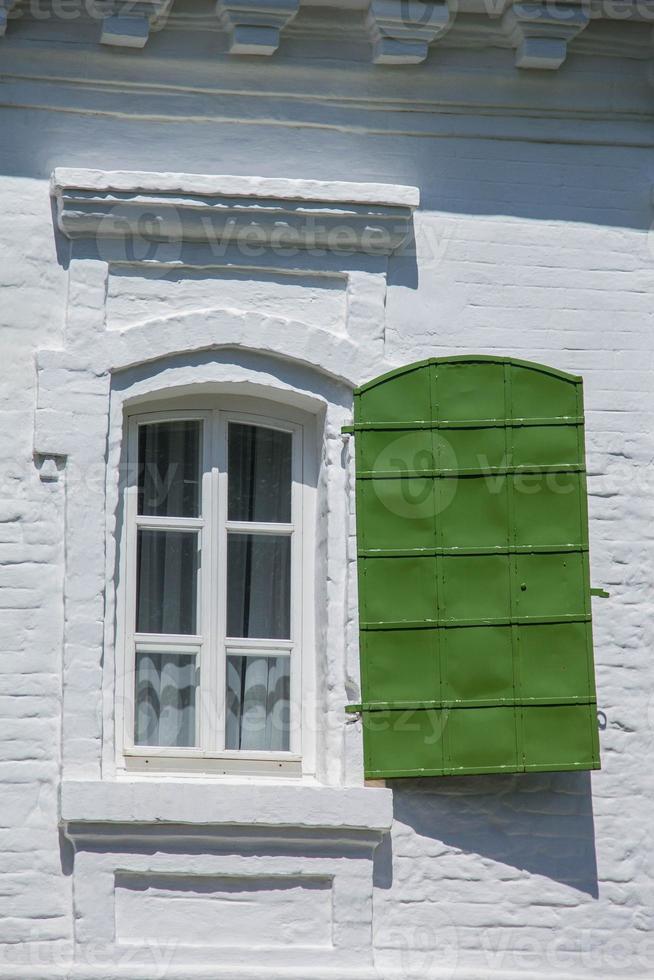 Weißes Fenster öffnete sich an der Wand des alten Gebäudes foto