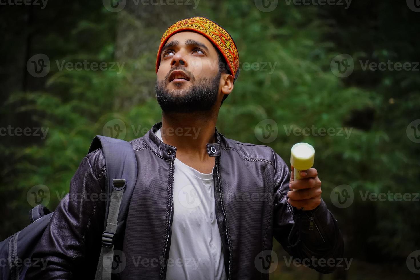 Porträt Himachali-Junge auf dem Wald mit Fackel im Himalaya foto