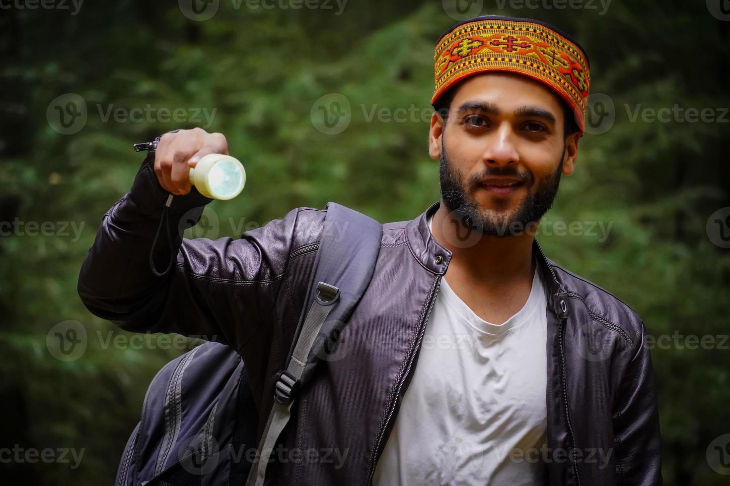 Mann mit Taschenlampe Himachali-Junge – Stock-Bilder Stock-Foto foto