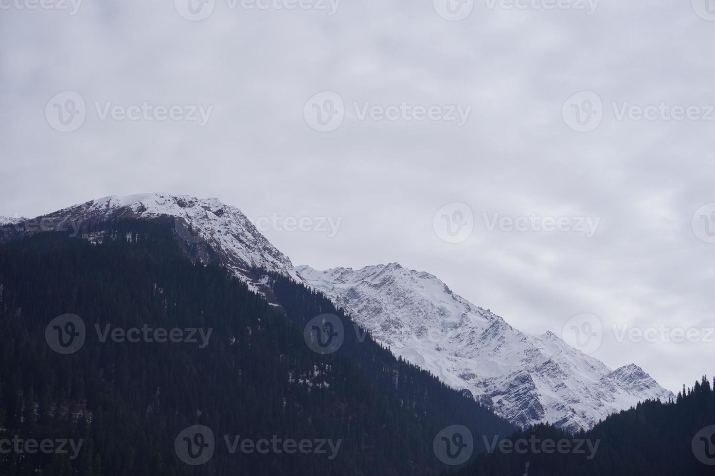 Zoom-Ansicht von Bergen, Wolken und Eis foto
