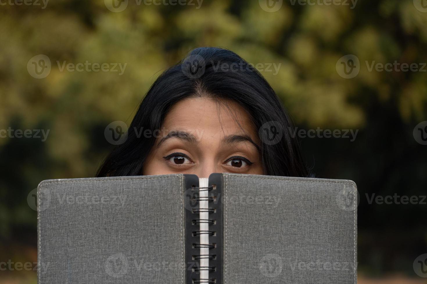 bild des college-studenten i mit buchlese- und schreibkonzept foto