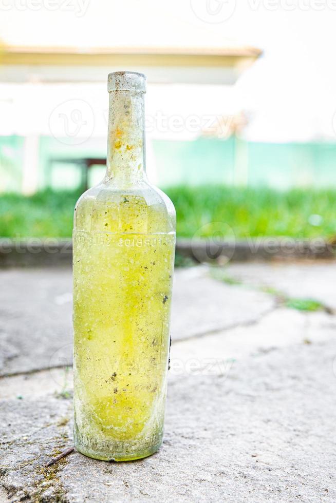 vintage flasche, glasflasche für wein leeres schmutziges geschirr foto