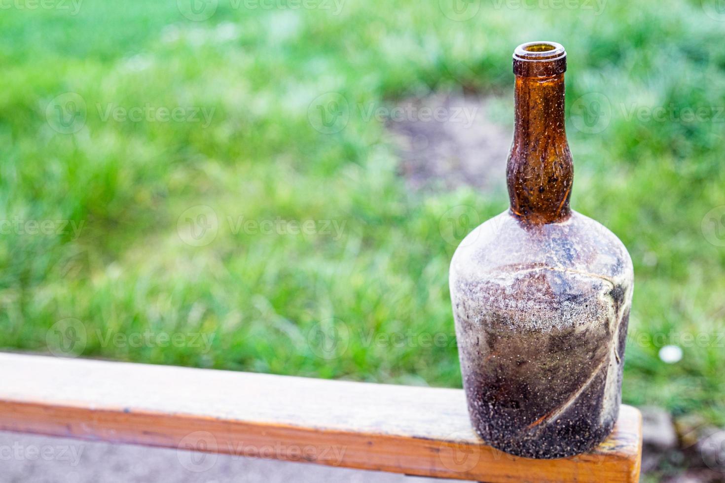 vintage flasche, glasflasche für wein leeres schmutziges geschirr foto