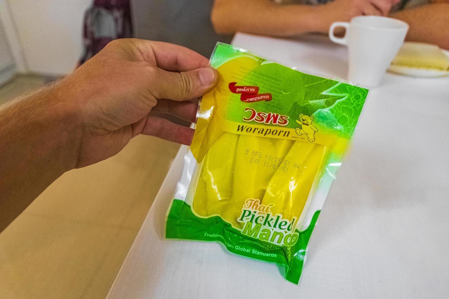 bangkok thailand 24. mai 2018 thai eingelegte mango verpackt traditioneller snack thailändisches essen bangkok thailand. foto