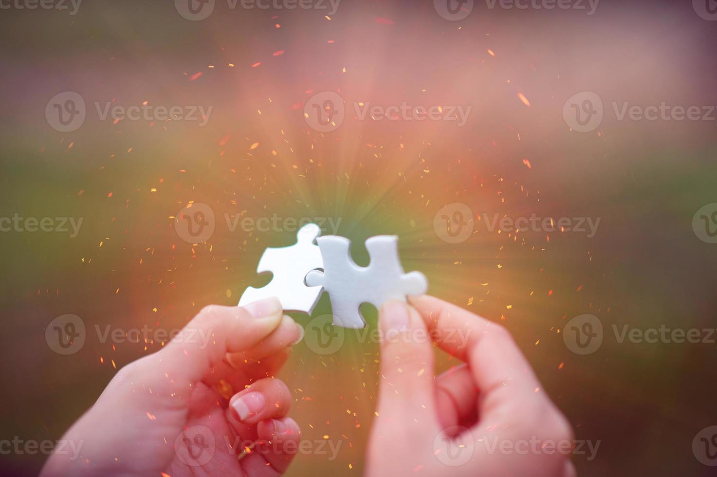 Hände und Puzzles, wichtige Teile des Teamwork-Teamwork-Konzepts foto