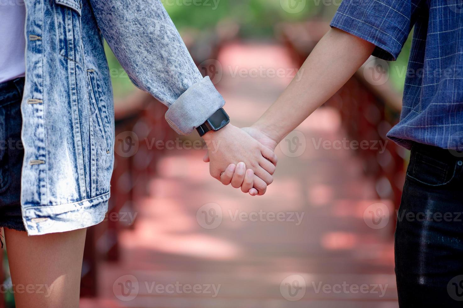 das Händchen haltende Paar zeigt die Liebe am Tag der Liebe. Der Tag der Liebe - Bild foto