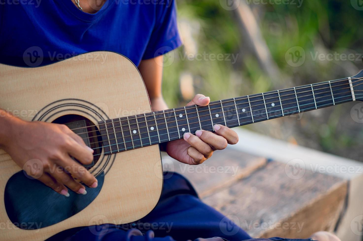 hände und gitarren von gitarristen, die gitarrenkonzepte, musikinstrumente spielen foto