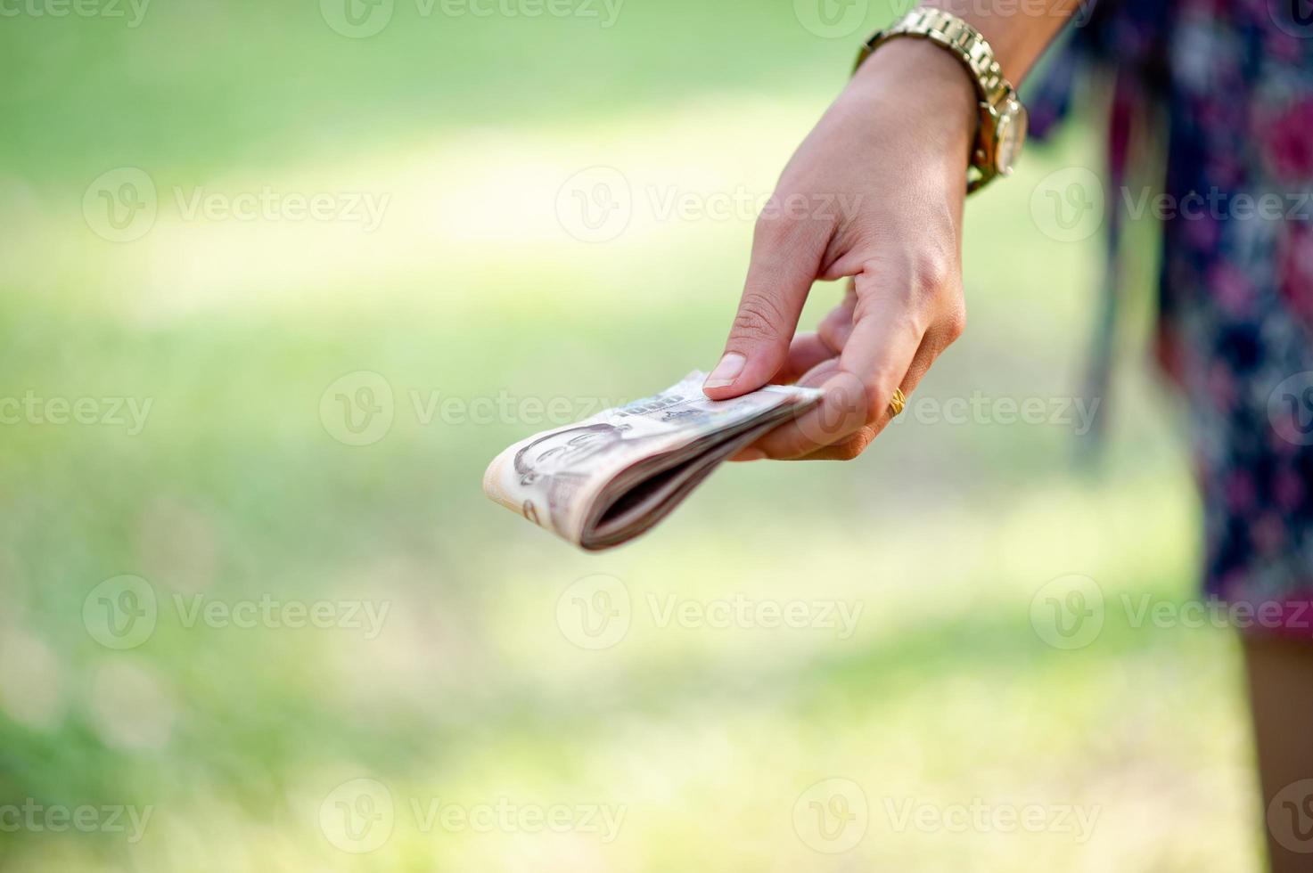 Hand und Geld, mehrere Banknoten von Finanzvorständen für Geschäfte und tägliche Ausgaben foto