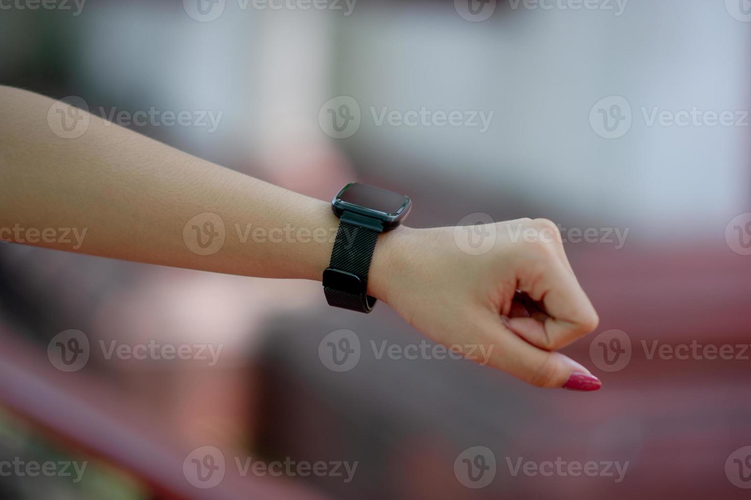 seine hände und seine schwarze armbanduhr kennen die zeit, das konzept, die zeit foto