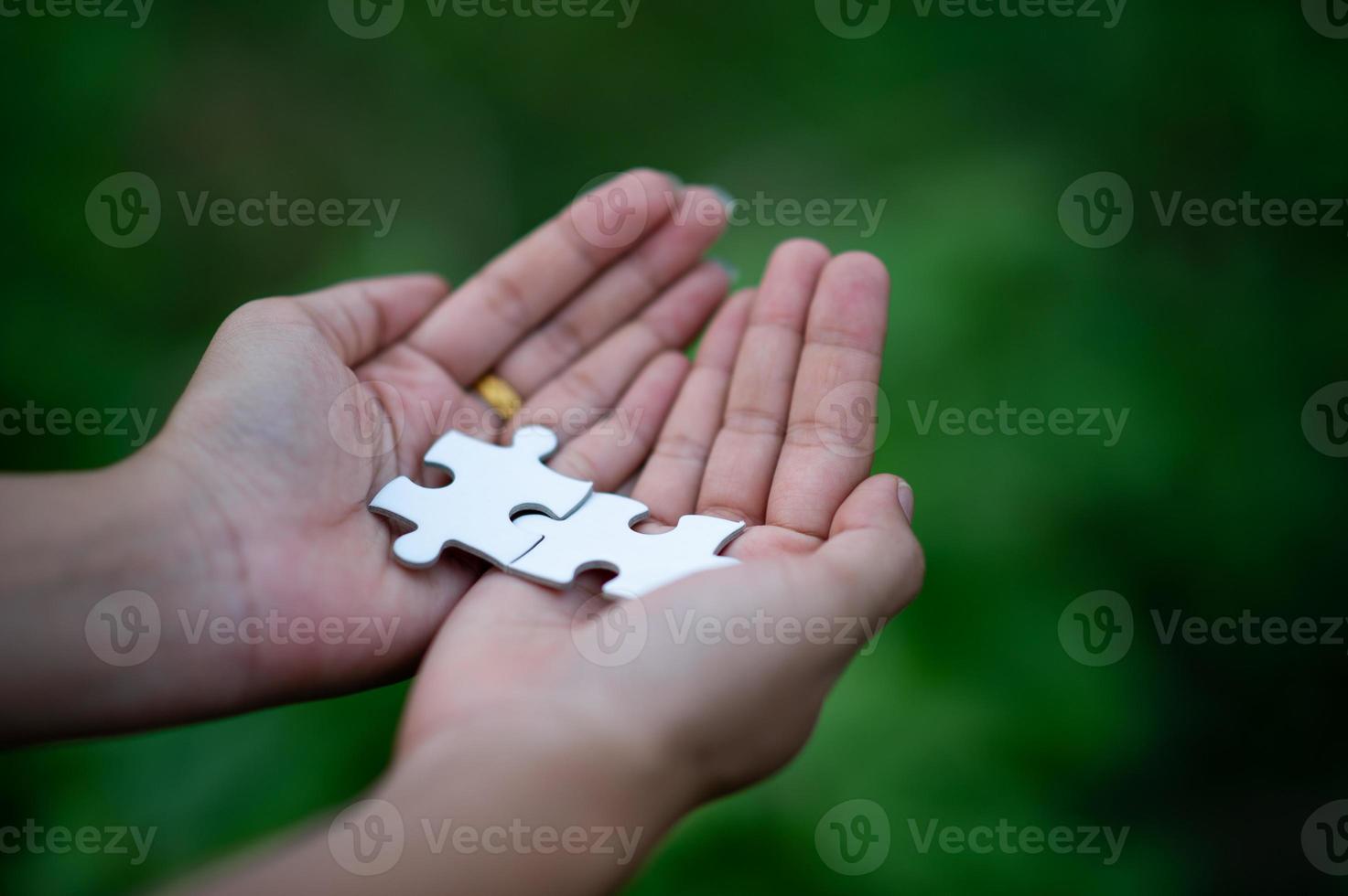 Hände und Puzzles, wichtige Teile des Teamwork-Teamwork-Konzepts foto