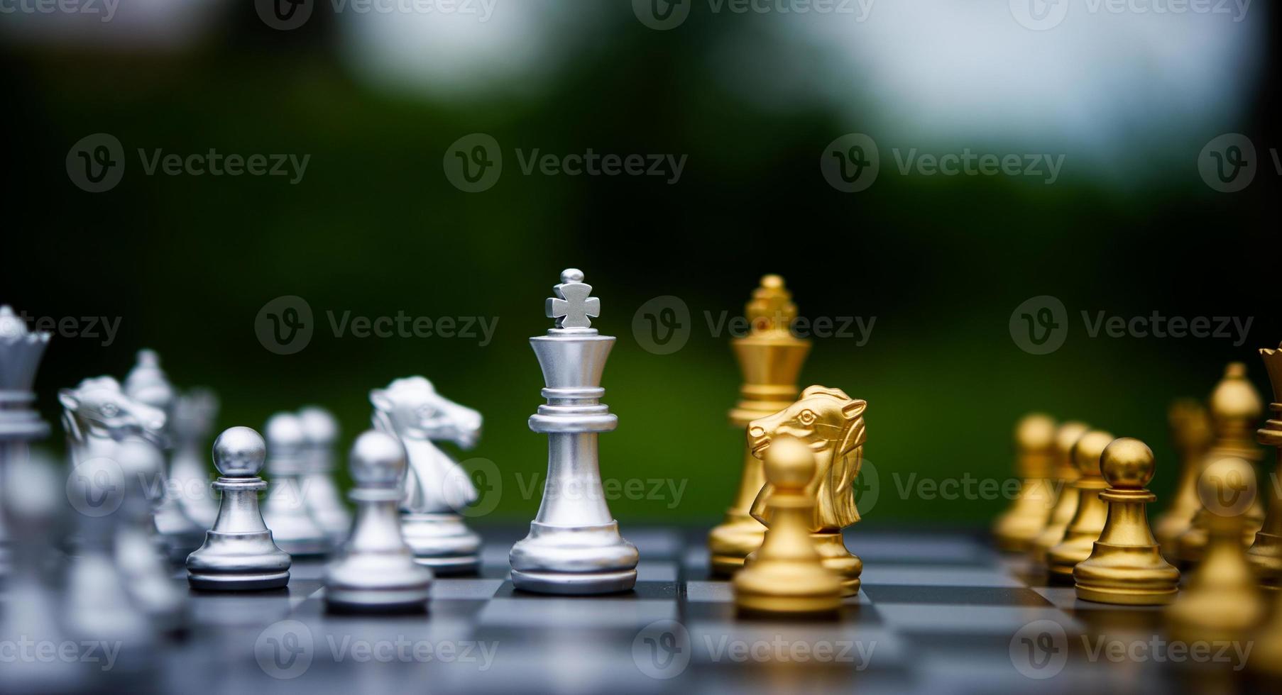 Schach, Brettspiele für Konzepte und Wettbewerbe sowie Strategien für Geschäftserfolgsideen foto