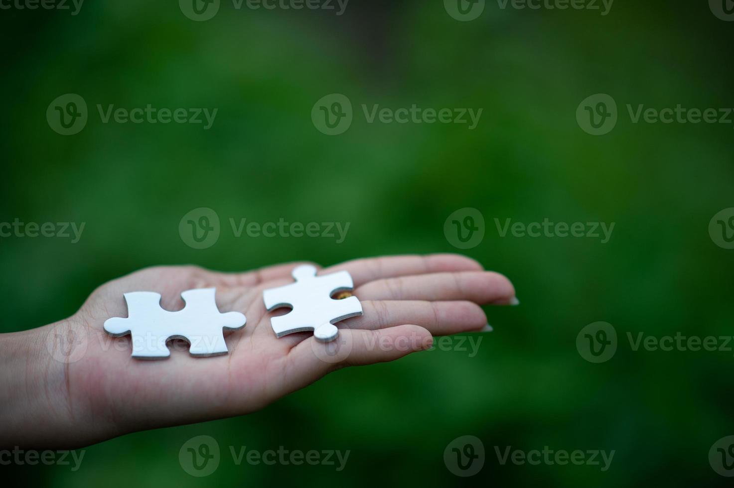 Hände und Puzzles, wichtige Teile des Teamwork-Teamwork-Konzepts foto