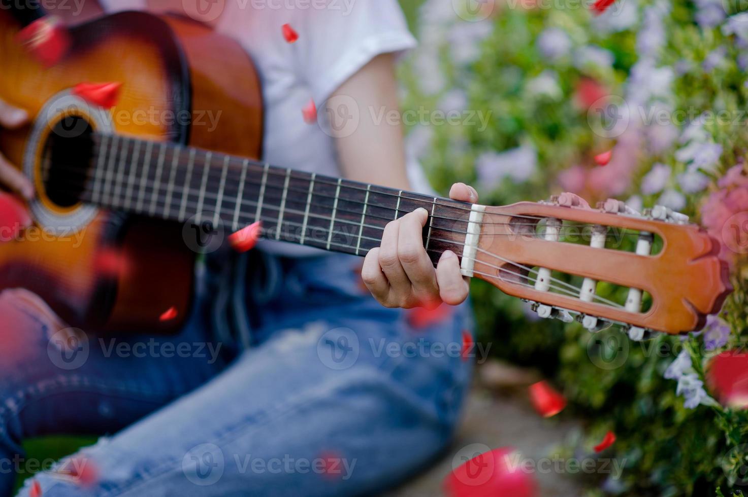 die frau spielt glücklich gitarre. niedlich, hell, fröhlich, Musik zu spielen, die Musikkonzepte liebt foto