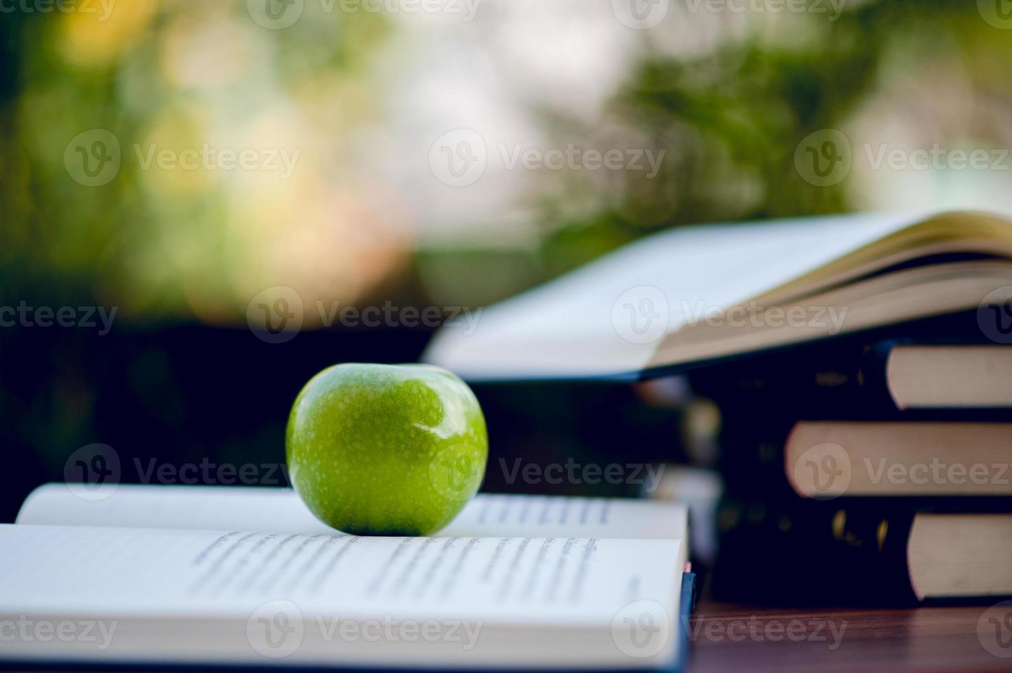 bildungsausrüstung, tafeln und bücher bildungskonzept mit kopierraum foto