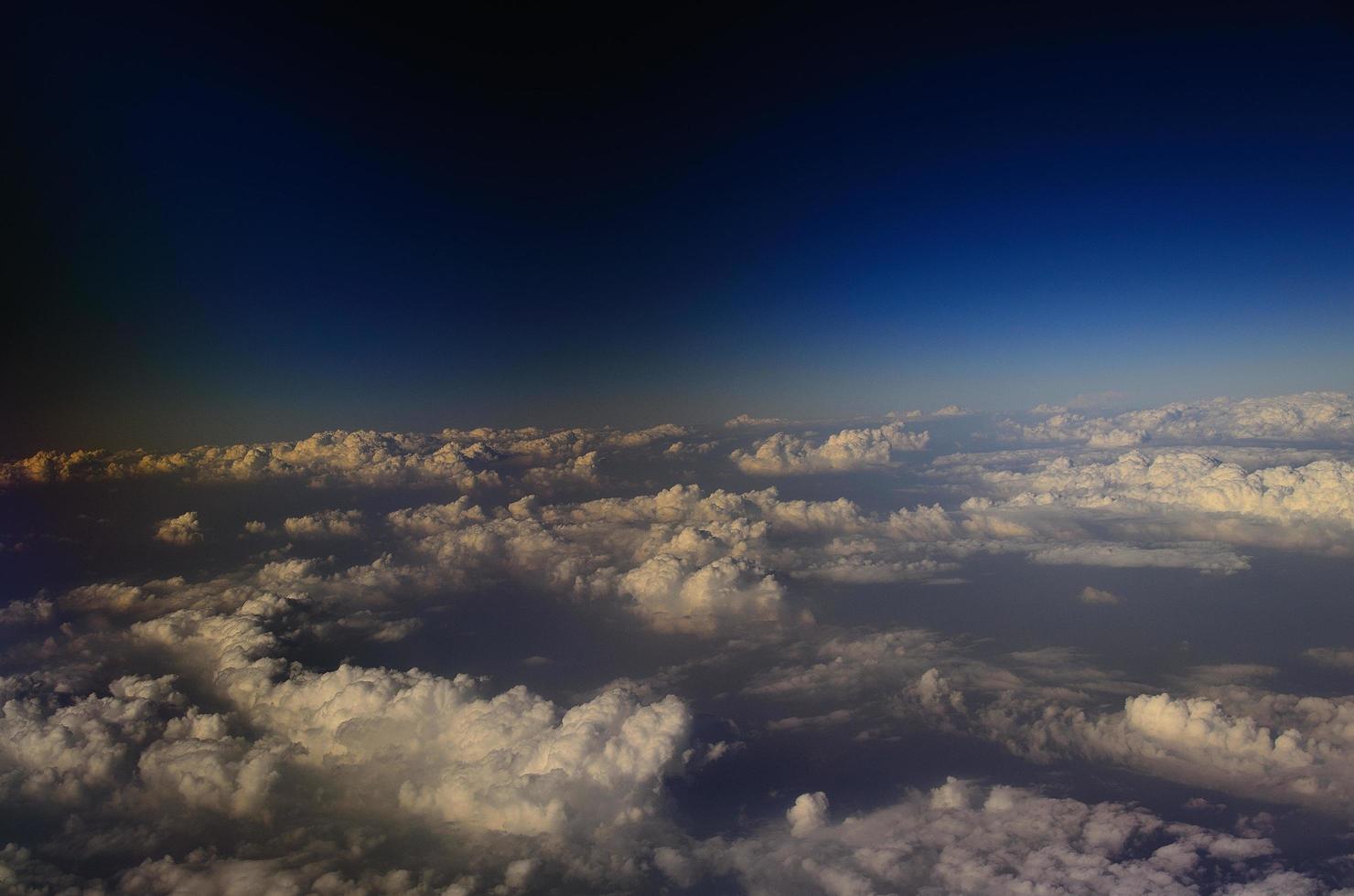 viele weiße und schwarze Wolken foto