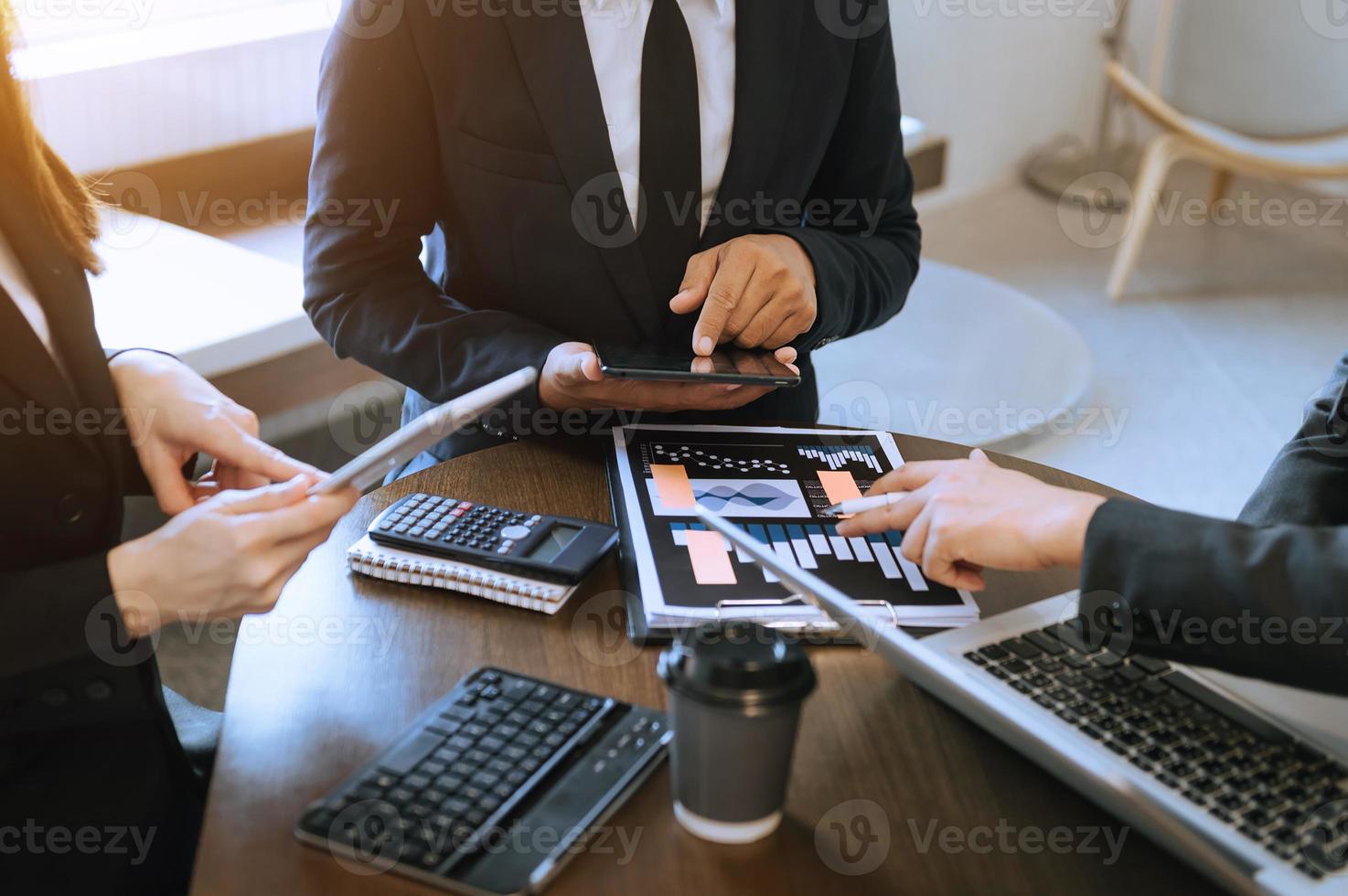 business team meeting present.professional investor arbeitet mit finanzmanagern aufgabe. mit Laptop-Smartphone und digitalem Tablet foto