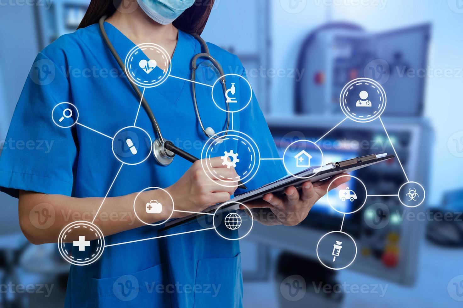 Medizin Arzt berührt elektronische Krankenakte auf Tablet. digitale gesundheitsversorgung und netzwerkverbindung auf dem modernen virtuellen symbol des hologramms foto