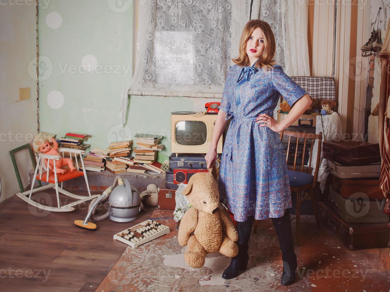 Porträt einer altmodischen Frau im UdSSR-Stil im Retro-Interieur foto