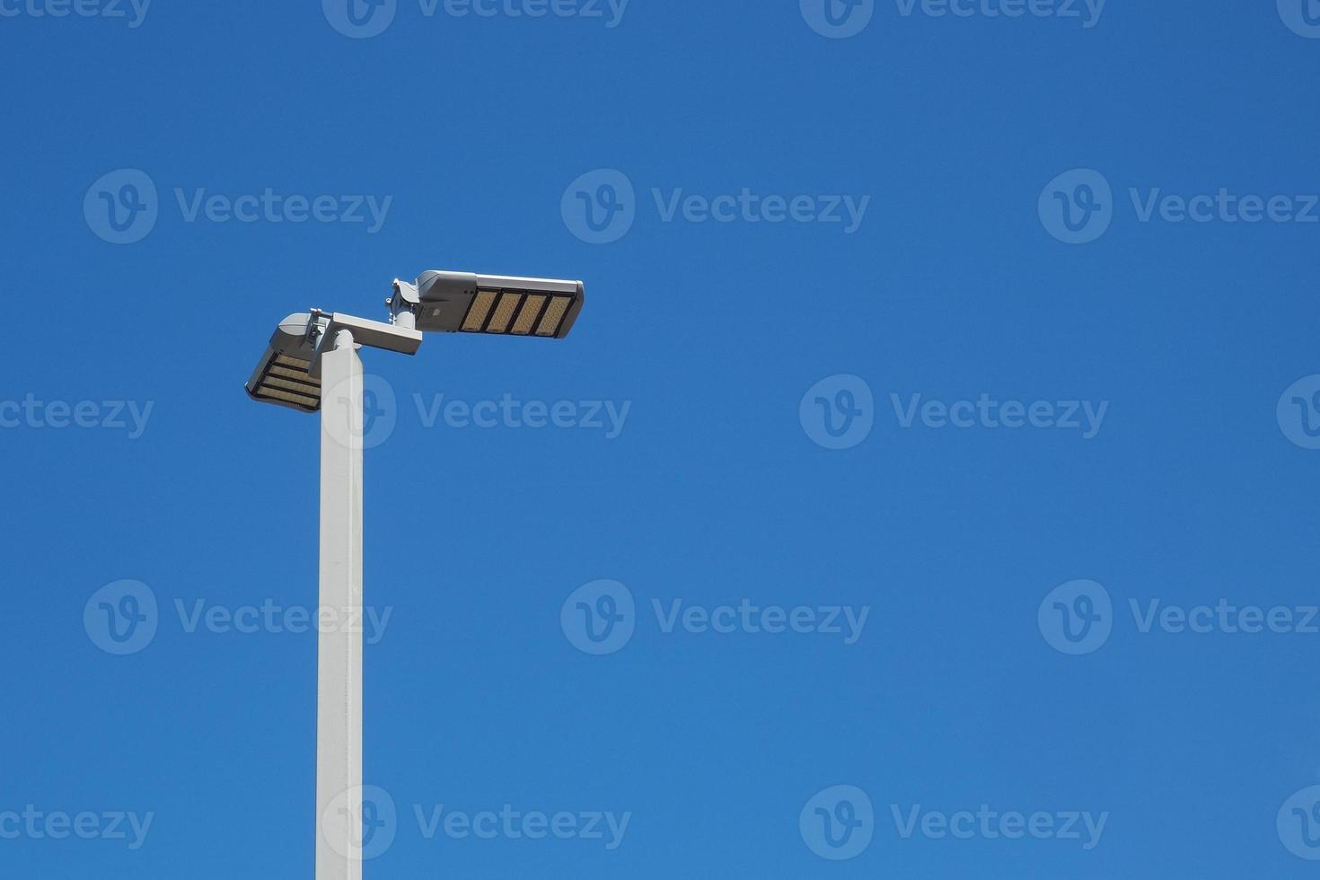 Strommasten für die Beleuchtung nutzen Sonnenenergie. sauberes energiekonzept alternative energie solarenergie foto