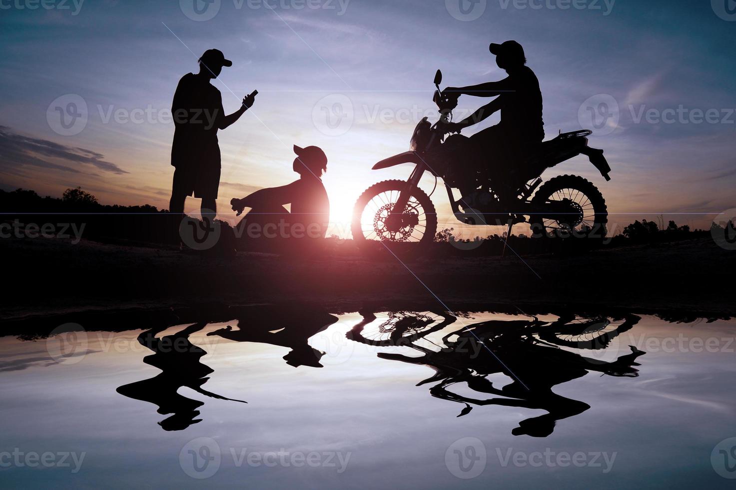 Mann mit Motocross-Bike foto