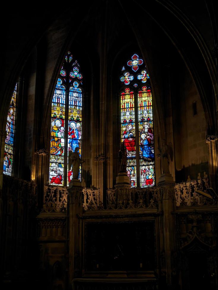 Bordeaux, Frankreich, 2016. Buntglasfenster in der Basilika St. Seurin in Bordeaux foto