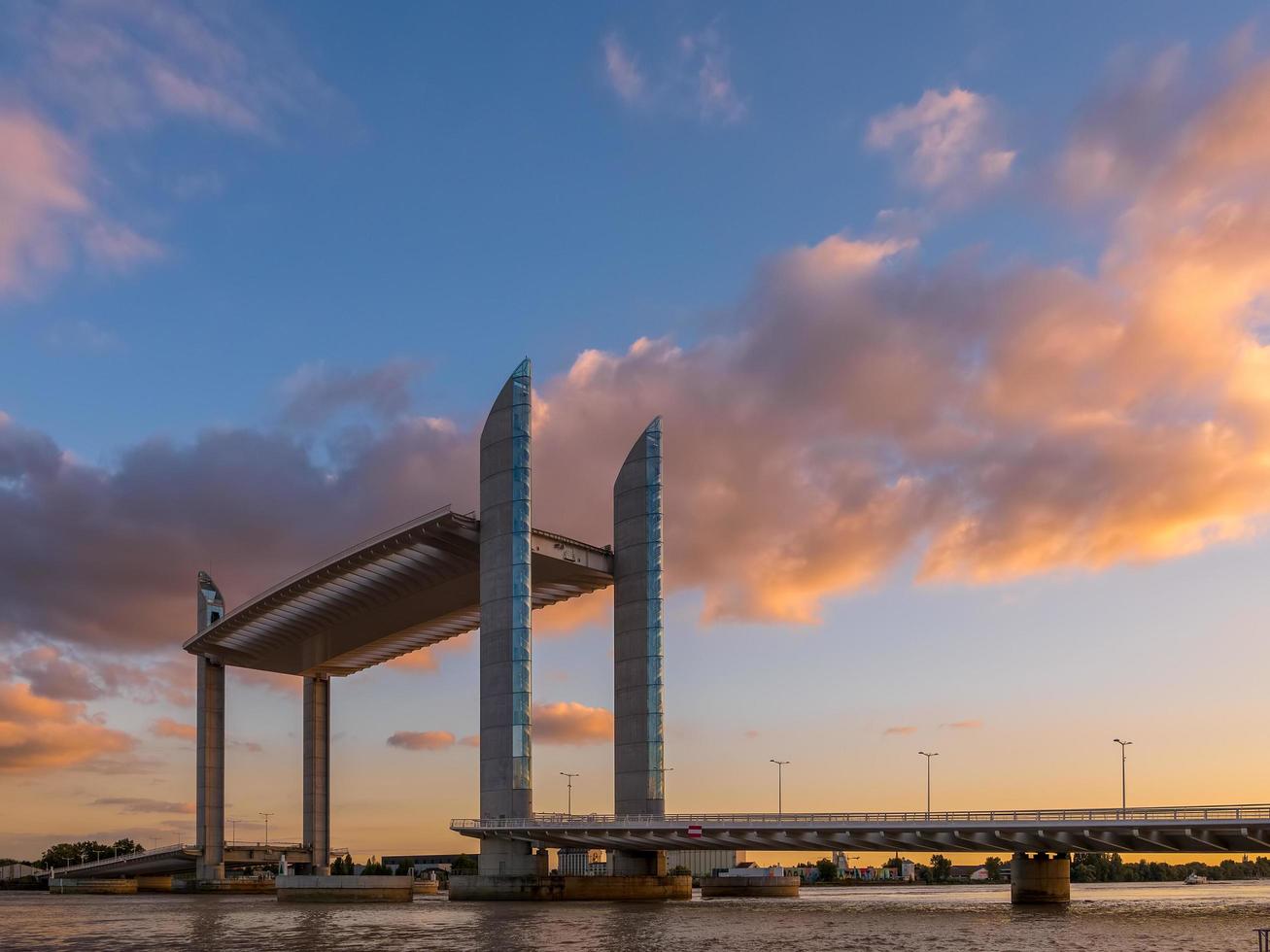 Bordeaux, Frankreich, 2016. Neue Hubbrücke Jacques Chaban-Delmas überspannt den Fluss Garonne in Bordeaux, Frankreich am 18. September 2016 foto