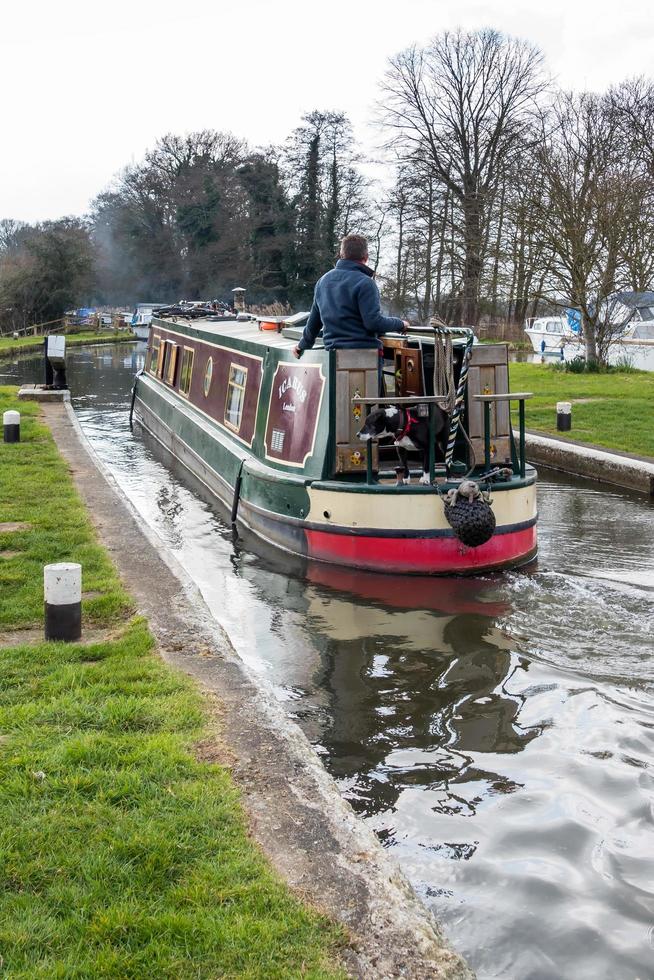 River Way, Surrey, Großbritannien, 2015. Schmales Boot auf dem Fluss Wey Navigations Canal foto