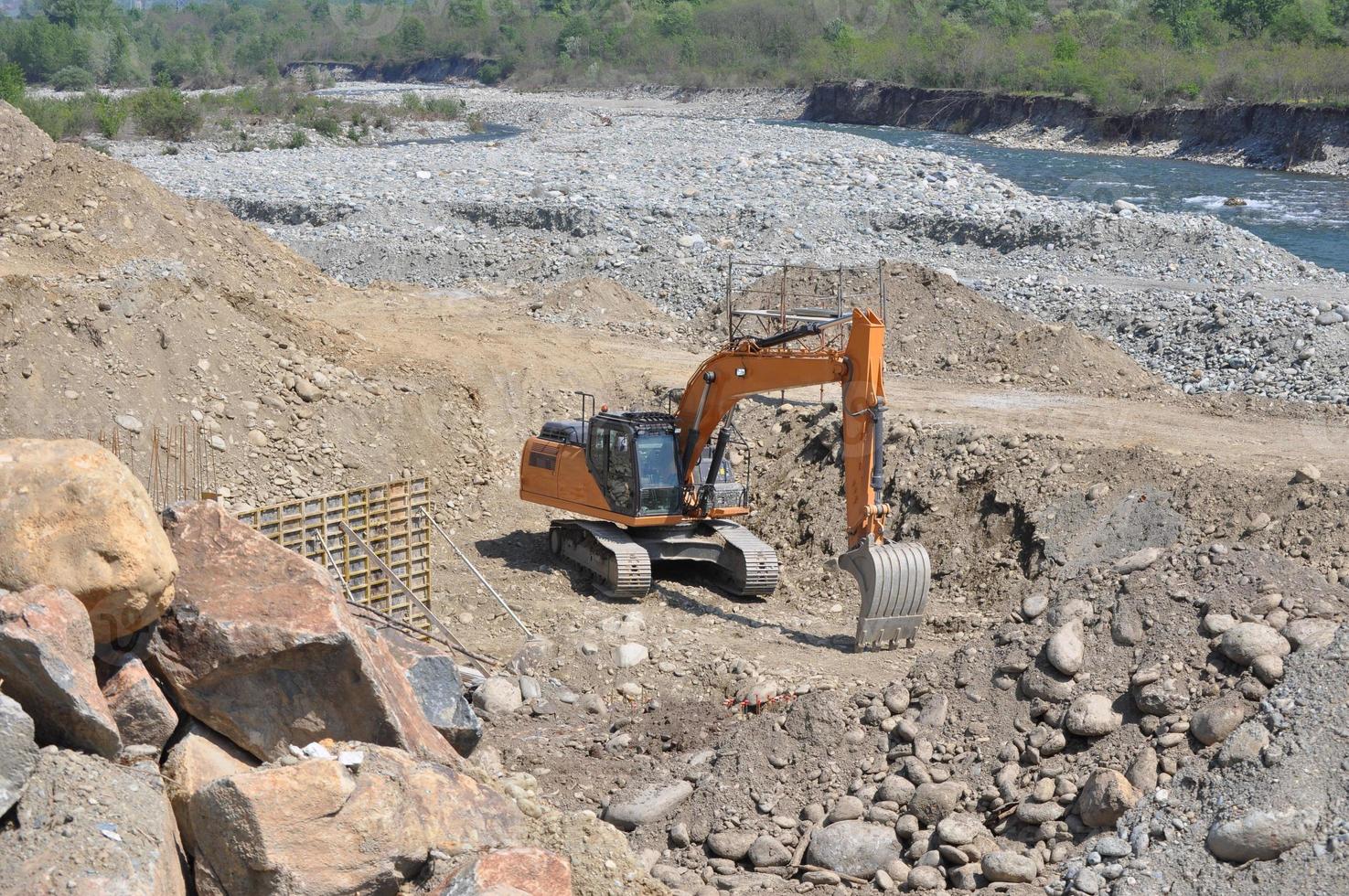 Bagger, der ein Loch gräbt foto