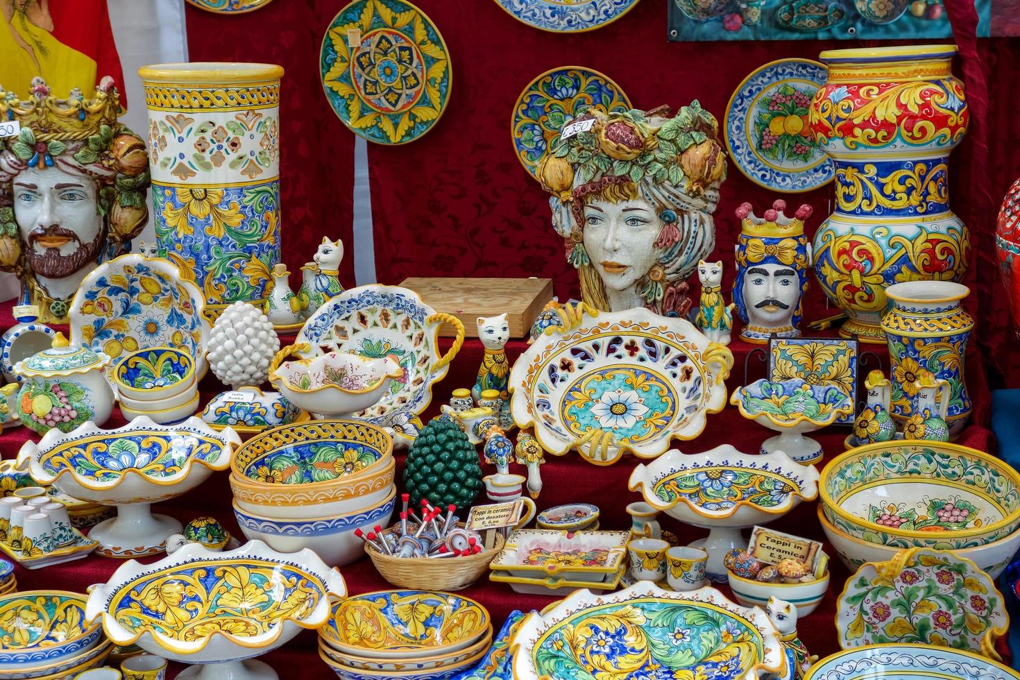 Bergamo, Lombardei, Italien, 2014. Porzellan zum Verkauf auf einem Marktstand in Bergamo foto